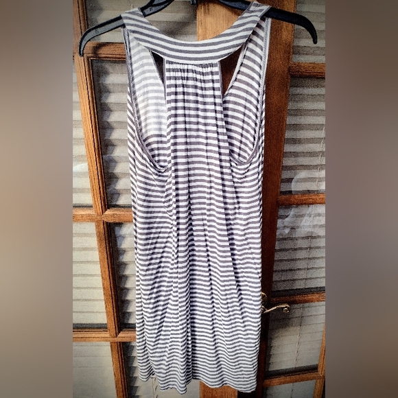 CAbi Tunic Racerback Tank w/ Fabric Rosettes, White/Gray, Size Small, Style 293 - Picture 3 of 7